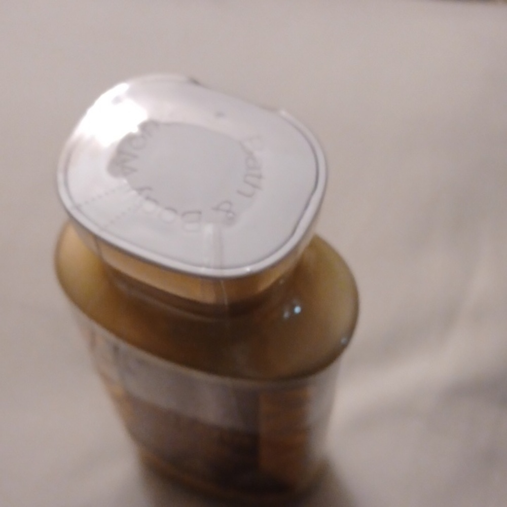4/$40 New "Golden Berry Mistletoe" Body Lotion - 236 mL Sealed Bottle - Picture 6 of 6